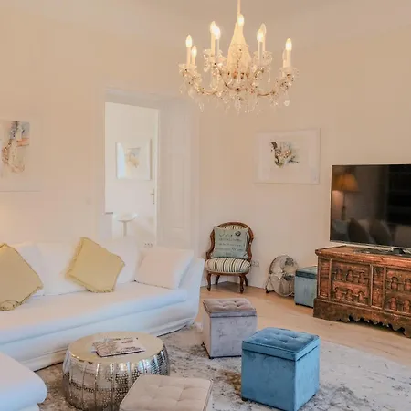 Altstadt Elegance شقة